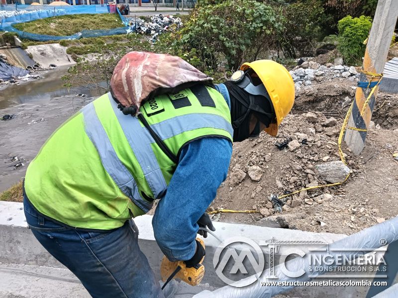 Examine el rotomartillo que abre puntos de fijación en la coronación del muro para infraestructura vial en Bogotá, Colombia. Montajes, Ingeniería y Construcción. MIC SAS.