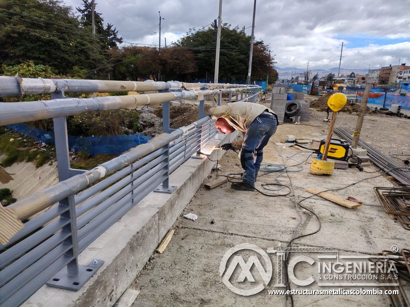 Observe la soldadura de travesaños bajos junto al canal urbano con respaldo especializado en el montaje en Bogotá, Colombia. Montajes, Ingeniería y Construcción. MIC SAS.