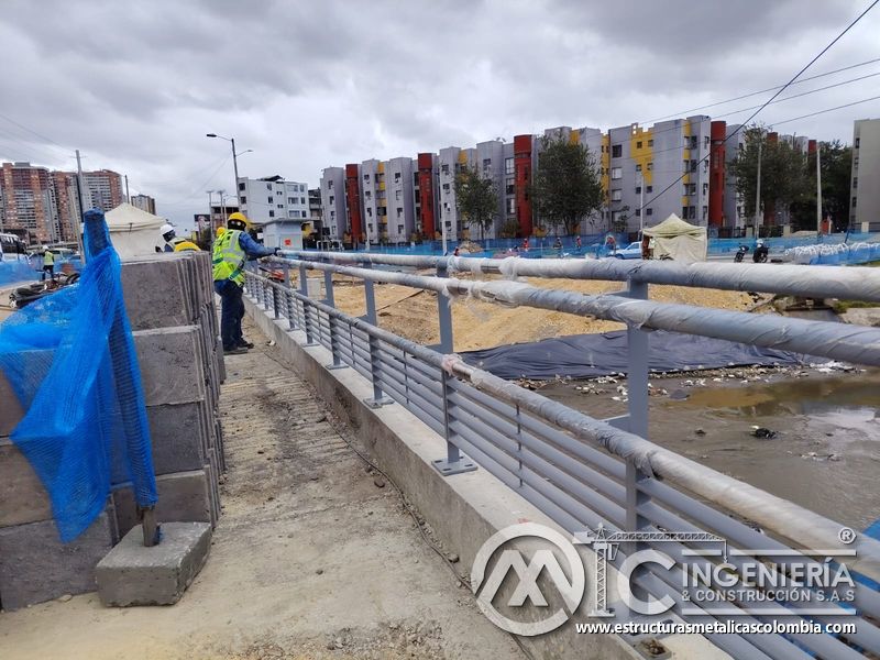 Revise la geometría y protección de la baranda instalada junto al cauce mediante procedimientos seguros en Bogotá, Colombia. Montajes, Ingeniería y Construcción. MIC SAS.