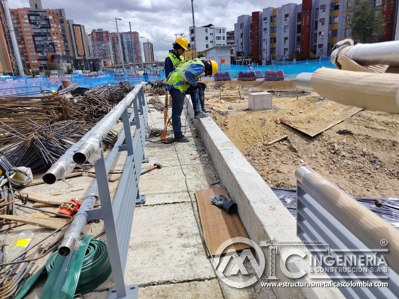 Observe la perforación que prepara bases para soportes metálicos en el muro durante el montaje en campo en Bogotá, Colombia. Montajes, Ingeniería y Construcción. MIC SAS.