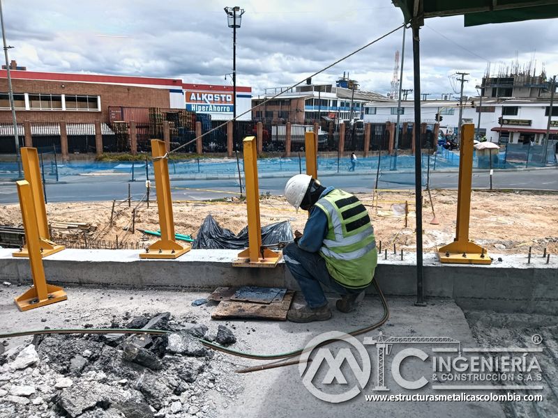 Observe la soldadura de una cartela de refuerzo en el pedestal del cerramiento mediante control experto en Bogotá, Colombia. Montajes, Ingeniería y Construcción. MIC SAS.