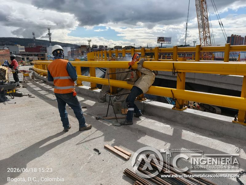 Observe el tensado con aparejo de palanca que alinea el perfil cilíndrico superior con criterio técnico en Bogotá, Colombia. Montajes, Ingeniería y Construcción. MIC SAS.