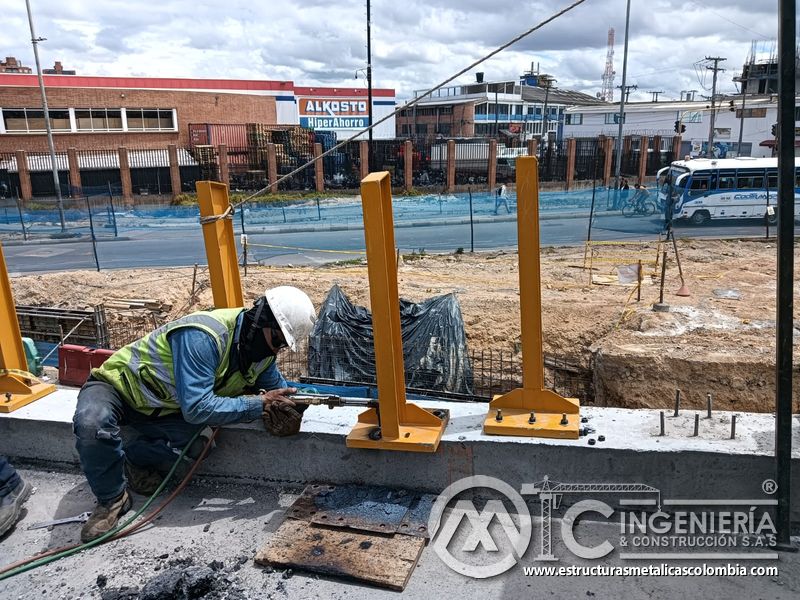 Compruebe el torque controlado en pernos de placas base para columnas de protección con control técnico en Bogotá, Colombia. Montajes, Ingeniería y Construcción. MIC SAS.