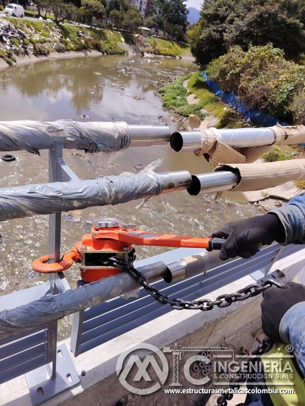 Observe la tracción controlada que acerca conectores tubulares sobre el canal con criterio constructivo en Bogotá, Colombia. Montajes, Ingeniería y Construcción. MIC SAS.