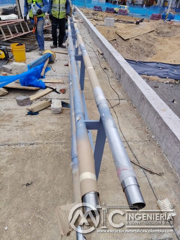 Observe los pasamanos protegidos y ordenados antes de su instalación bajo revisión profesional en campo en Bogotá, Colombia. Montajes, Ingeniería y Construcción. MIC SAS.