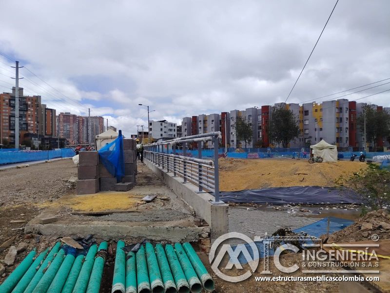 Contemple la protección peatonal entre ductos de servicio y materiales de obra bajo condiciones seguras en Bogotá, Colombia. Montajes, Ingeniería y Construcción. MIC SAS.