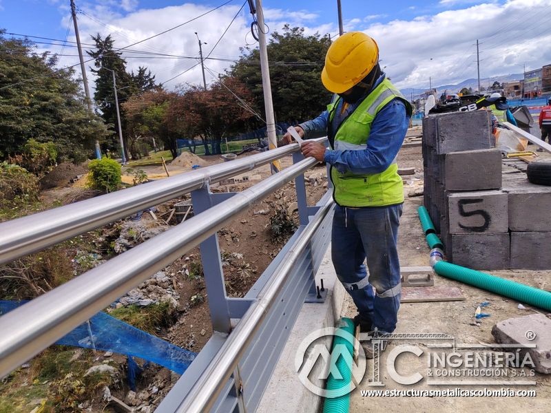 Aprecie el acabado manual aplicado sobre la unión de pasamanos satinados mediante control especializado en Bogotá, Colombia. Montajes, Ingeniería y Construcción. MIC SAS.