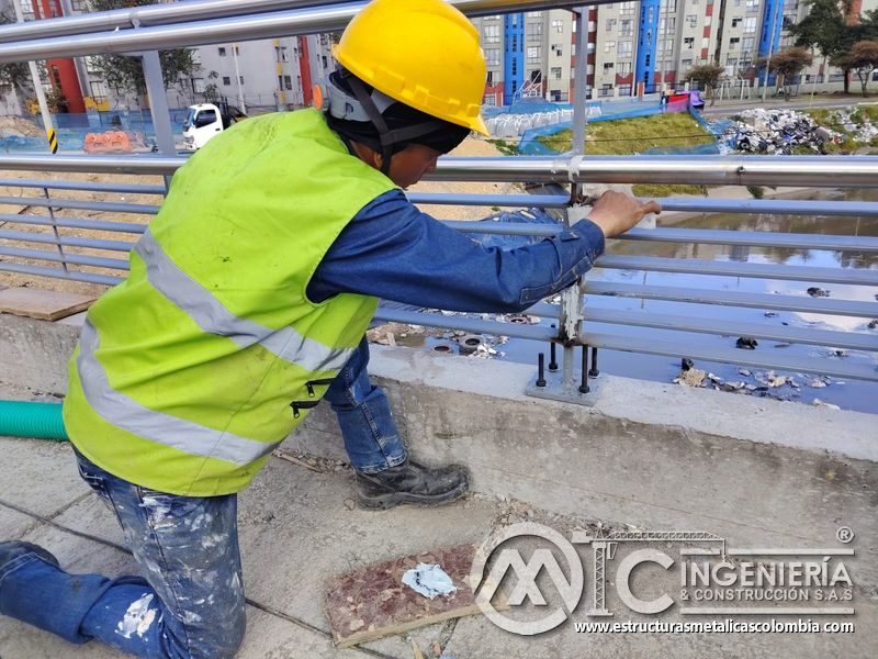 Observe el ajuste manual de lamas alrededor del montante central con control técnico durante el montaje en Bogotá, Colombia. Montajes, Ingeniería y Construcción. MIC SAS.