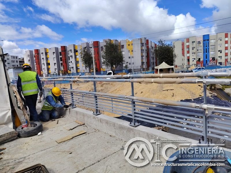 Observe el apriete de placas base que estabiliza módulos de la baranda gris con verificación en terreno en Bogotá, Colombia. Montajes, Ingeniería y Construcción. MIC SAS.