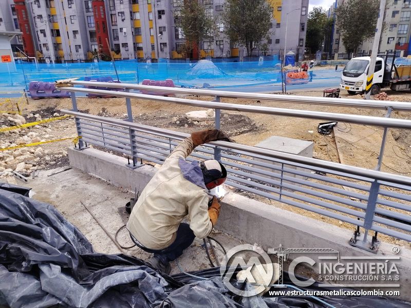 Observe el arco eléctrico que asegura el soporte terminal de la baranda mediante revisión especializada en Bogotá, Colombia. Montajes, Ingeniería y Construcción. MIC SAS.