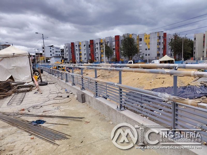 Contemple el avance del cerramiento entre el campamento y la excavación mediante procedimientos seguros en Bogotá, Colombia. Montajes, Ingeniería y Construcción. MIC SAS.