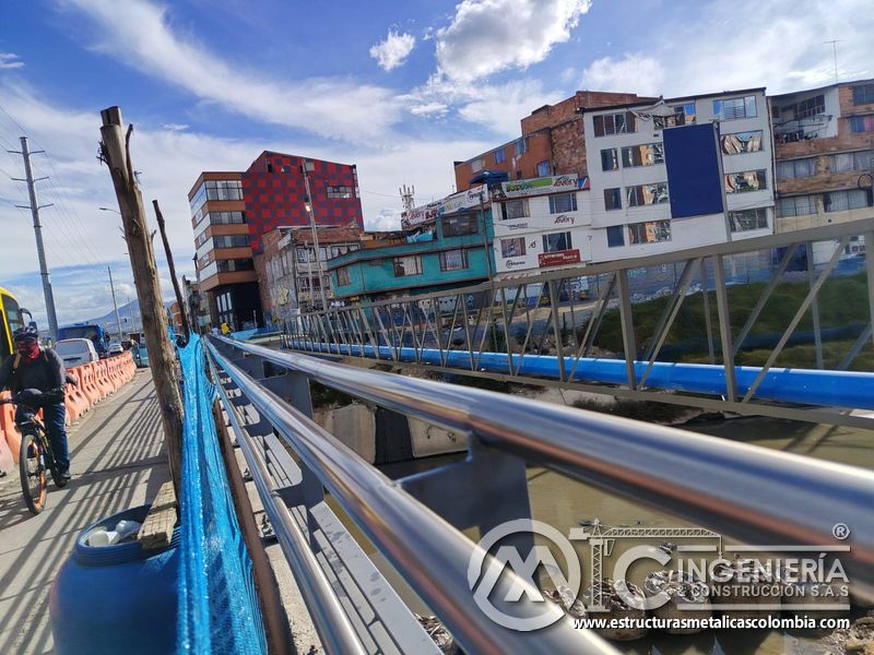 Observe el tránsito ciclista junto a la baranda y el puente de tuberías mediante revisión especializada en Bogotá, Colombia. Montajes, Ingeniería y Construcción. MIC SAS.