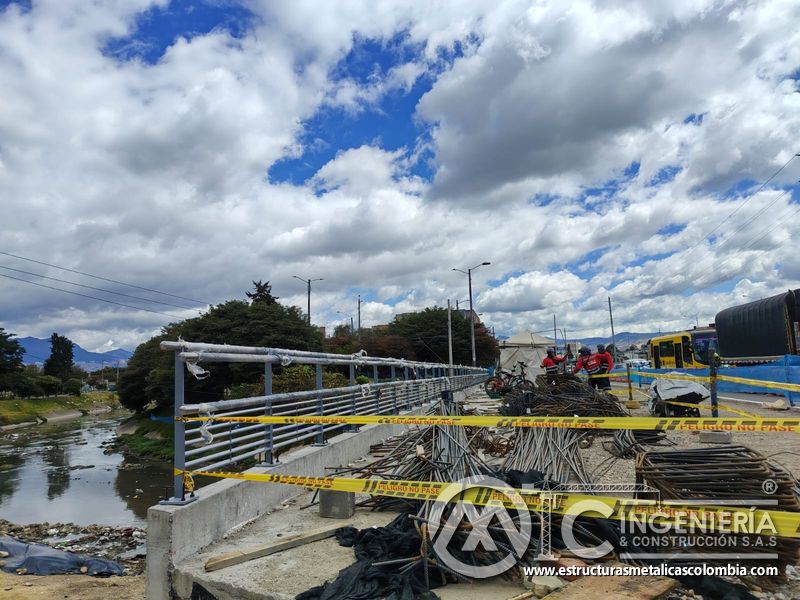 Reconozca la cinta que delimita el área de acero junto al paso sobre el río durante el montaje en campo en Bogotá, Colombia. Montajes, Ingeniería y Construcción. MIC SAS.