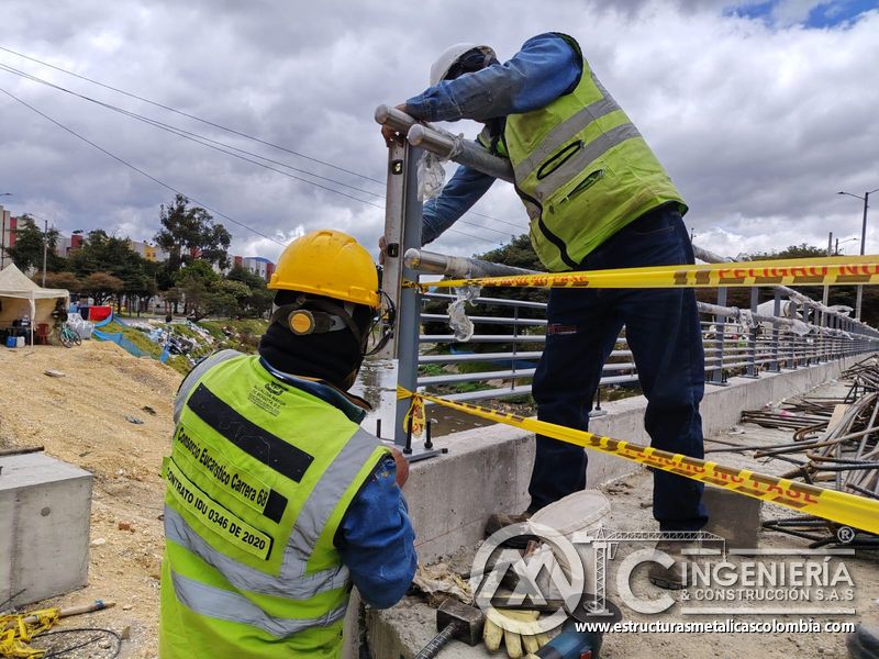 Verifique la verticalidad del terminal mediante nivel dentro del área aislada con seguridad y precisión en Bogotá, Colombia. Montajes, Ingeniería y Construcción. MIC SAS.