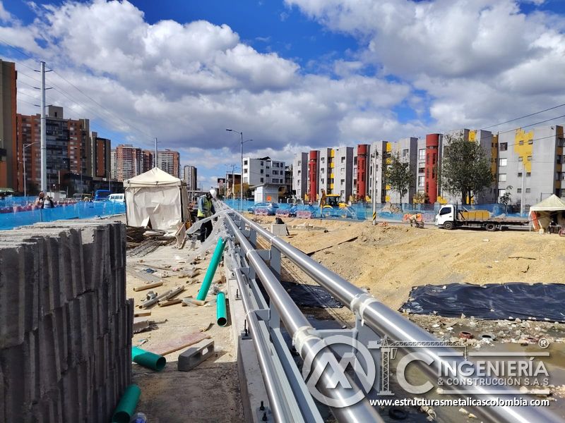 Observe los ductos verdes junto al recorrido del pasamanos metálico para un montaje preciso y confiable en Bogotá, Colombia. Montajes, Ingeniería y Construcción. MIC SAS.