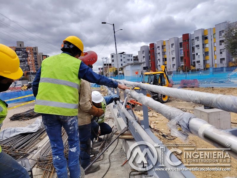 Observe el tensado coordinado de perfiles con maquinaria amarilla al fondo con cuidado técnico integral en Bogotá, Colombia. Montajes, Ingeniería y Construcción. MIC SAS.