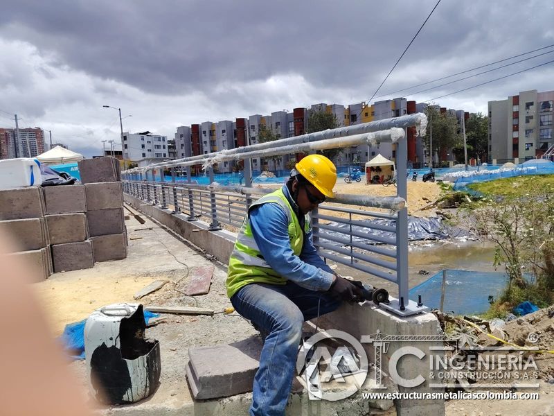 Aprecie el esmerilado de la placa base situada en la esquina del muro bajo revisión profesional en obra en Bogotá, Colombia. Montajes, Ingeniería y Construcción. MIC SAS.