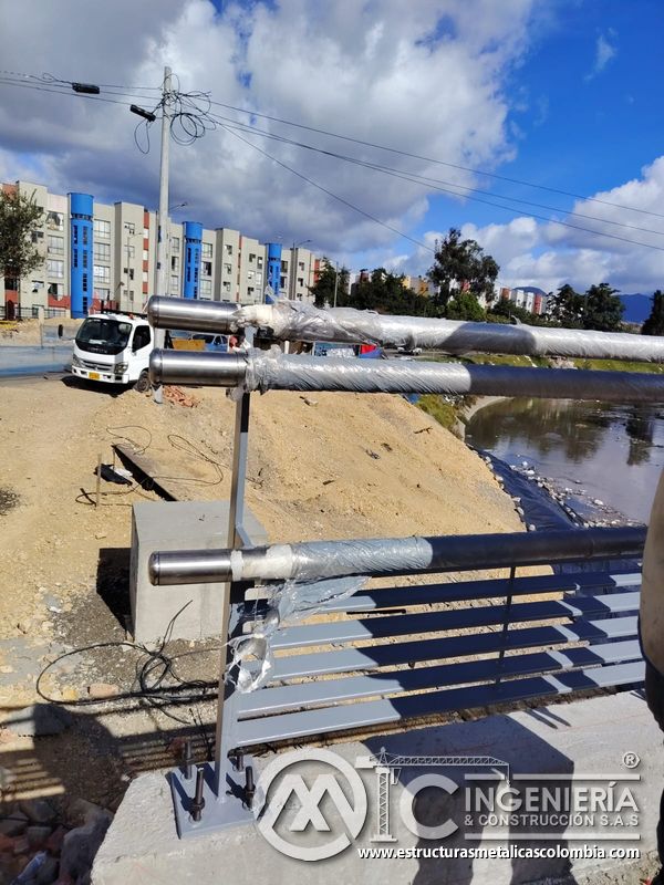 Observe los tres terminales inoxidables destinados al acople de pasamanos con respaldo de especialistas en Bogotá, Colombia. Montajes, Ingeniería y Construcción. MIC SAS.
