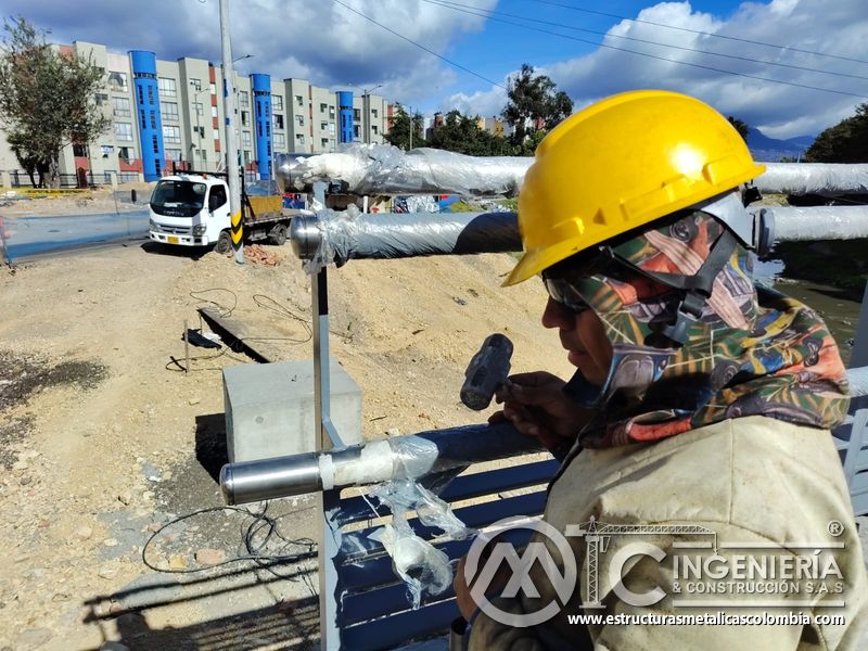 Observe el mazo de goma que ajusta el conector sin dañar su acabado para un montaje preciso y confiable en Bogotá, Colombia. Montajes, Ingeniería y Construcción. MIC SAS.