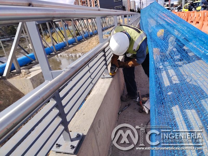 Observe la herramienta eléctrica que corrige un anclaje tras la malla bajo revisión profesional en obra en Bogotá, Colombia. Montajes, Ingeniería y Construcción. MIC SAS.