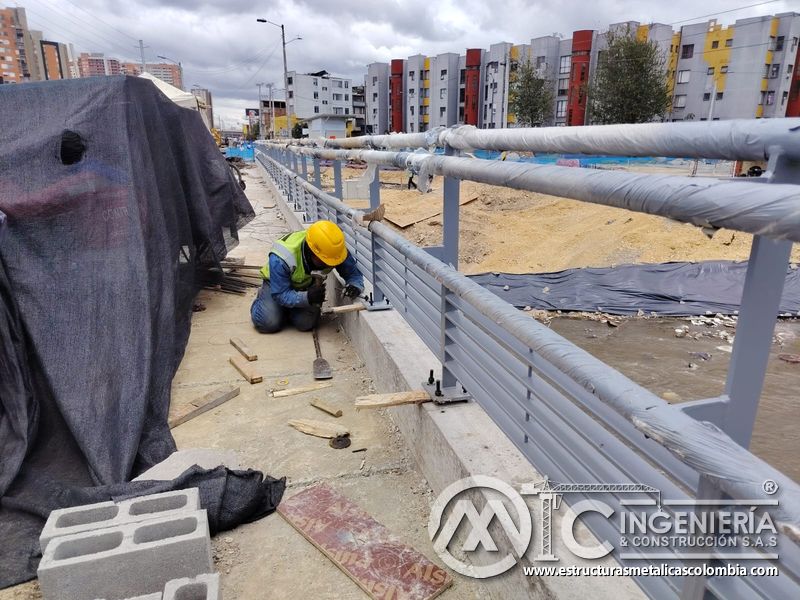 Observe la fijación manual de las lamas inferiores junto al área de apoyo mediante práctica responsable en Bogotá, Colombia. Montajes, Ingeniería y Construcción. MIC SAS.