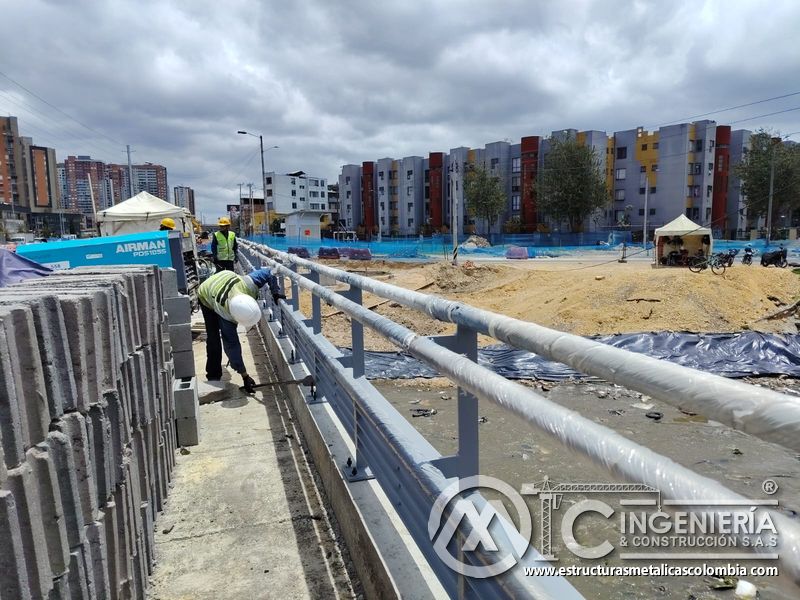 Aprecie el ajuste de soportes junto al acopio de adoquines del frente peatonal de manera firme y segura en Bogotá, Colombia. Montajes, Ingeniería y Construcción. MIC SAS.