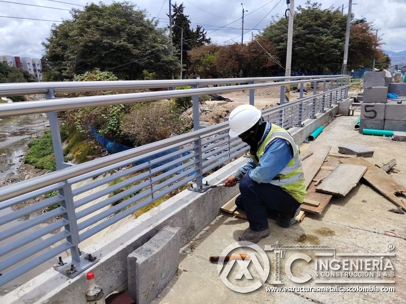 Observe el apriete manual de tuercas en la placa base de la baranda con control técnico durante la obra en Bogotá, Colombia. Montajes, Ingeniería y Construcción. MIC SAS.
