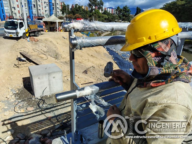 Observe el ajuste del terminal pulido con mazo de goma y golpes controlados durante el montaje en campo en Bogotá, Colombia. Montajes, Ingeniería y Construcción. MIC SAS.