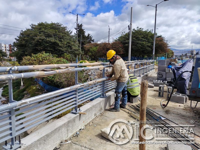 Observe a los montajistas que corrigen uniones horizontales de la baranda con respaldo de especialistas en Bogotá, Colombia. Montajes, Ingeniería y Construcción. MIC SAS.