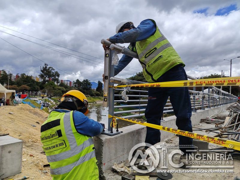 Observe el nivel que guía el aplome del poste durante el ajuste de su base con cuidado técnico integral en Bogotá, Colombia. Montajes, Ingeniería y Construcción. MIC SAS.