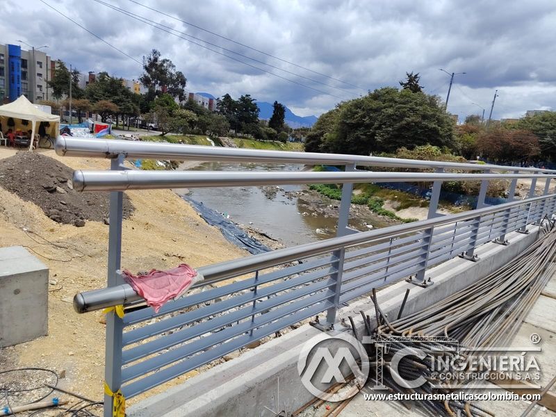 Contemple el acabado pulido del cerramiento junto al acero de refuerzo bajo supervisión técnica en obra en Bogotá, Colombia. Montajes, Ingeniería y Construcción. MIC SAS.