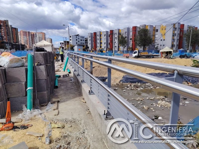 Contemple el pasamanos satinado ya descubierto sobre la baranda gris con respaldo técnico en el montaje en Bogotá, Colombia. Montajes, Ingeniería y Construcción. MIC SAS.