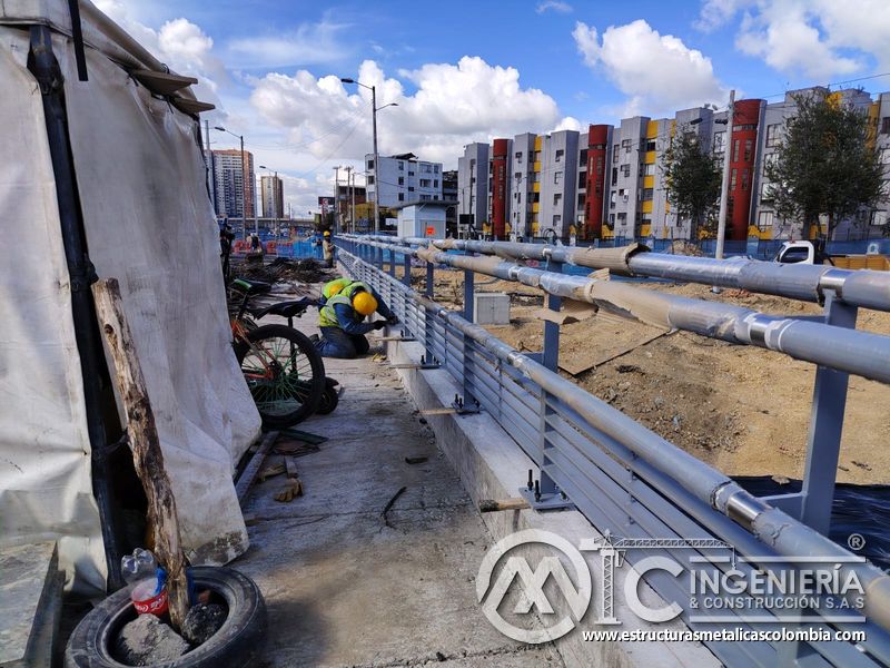 Recorra la línea de paneles anclados y pasamanos protegidos sobre el canal durante la intervención vial en Bogotá, Colombia. Montajes, Ingeniería y Construcción. MIC SAS.