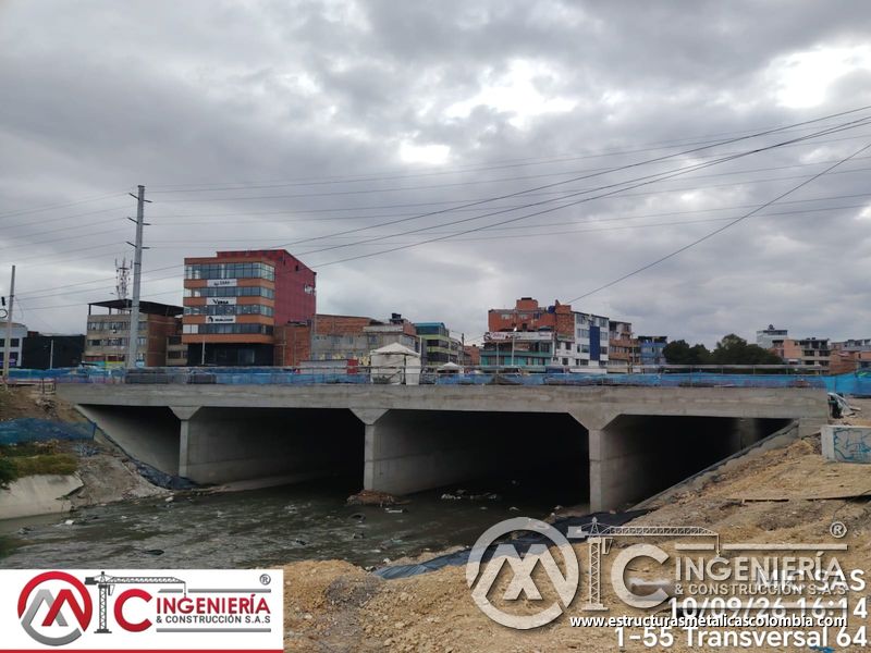 Contemple el puente de tres vanos que conduce la vía sobre el cauce urbano bajo supervisión profesional en Bogotá, Colombia. Montajes, Ingeniería y Construcción. MIC SAS.