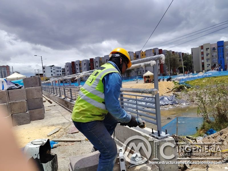 Observe la pulidora que regulariza la base del poste terminal junto al canal bajo gestión especializada en Bogotá, Colombia. Montajes, Ingeniería y Construcción. MIC SAS.