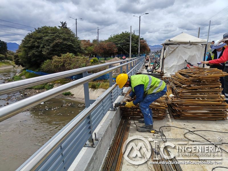 Observe la pulidora que acondiciona el apoyo junto al acero figurado con respaldo técnico en el montaje en Bogotá, Colombia. Montajes, Ingeniería y Construcción. MIC SAS.