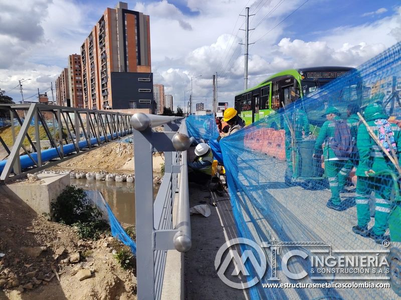Aprecie los remates esféricos que completan los postes junto al corredor vial para un montaje confiable en Bogotá, Colombia. Montajes, Ingeniería y Construcción. MIC SAS.