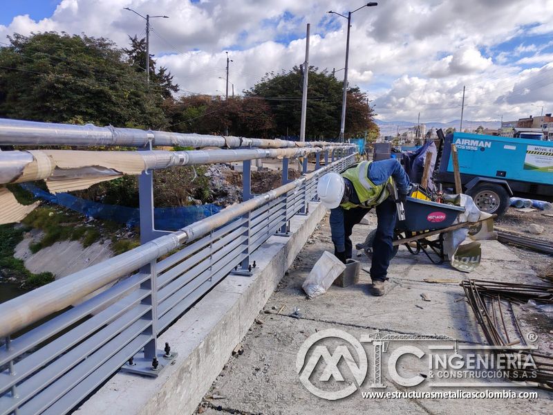 Aprecie el retiro de residuos que ordena el frente junto al cerramiento para un montaje seguro en campo en Bogotá, Colombia. Montajes, Ingeniería y Construcción. MIC SAS.