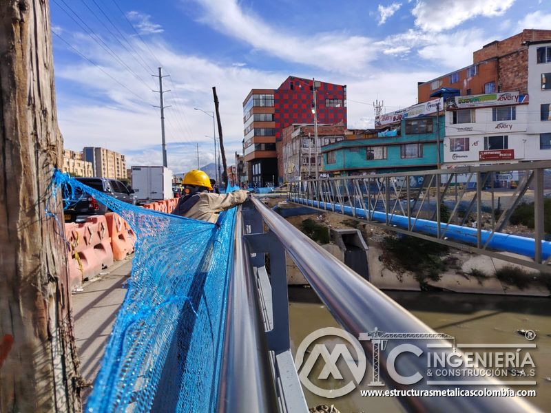 Contemple el pasamanos satinado junto a la malla y la pasarela de servicios con atención a cada detalle en Bogotá, Colombia. Montajes, Ingeniería y Construcción. MIC SAS.