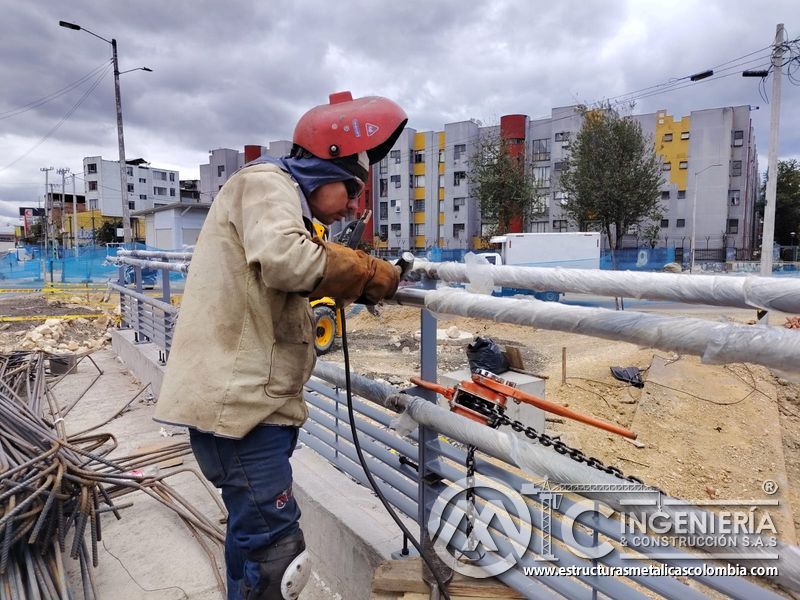 Observe la soldadura del empalme sujeto mediante aparejo de cadena con respaldo técnico durante la obra en Bogotá, Colombia. Montajes, Ingeniería y Construcción. MIC SAS.