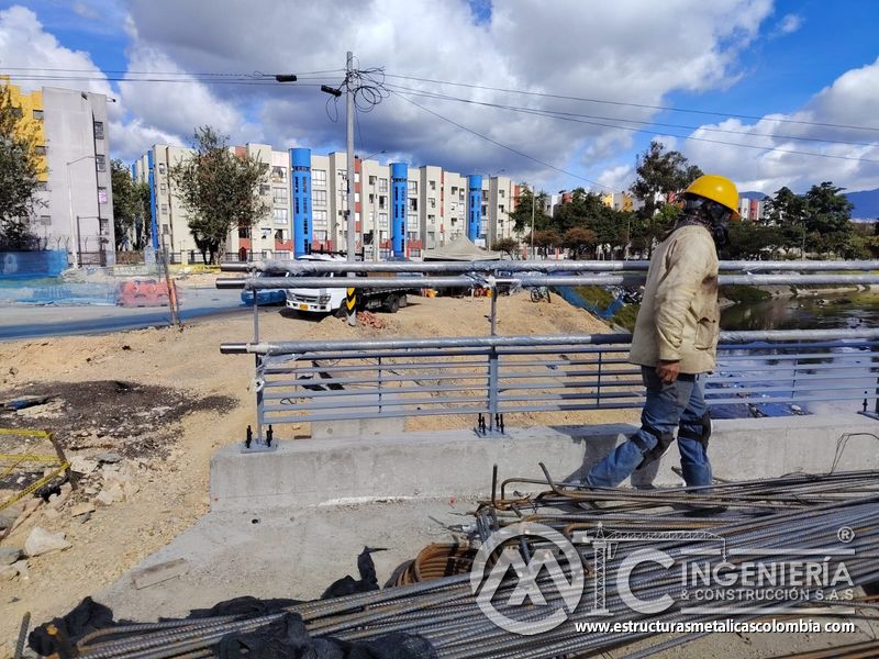 Observe la supervisión técnica de montantes, lamas y perfiles tubulares mediante procedimientos seguros en Bogotá, Colombia. Montajes, Ingeniería y Construcción. MIC SAS.