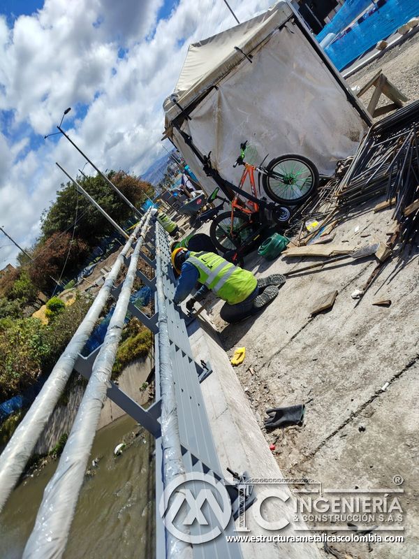 Aprecie el ajuste del panel inferior dentro de un corredor reducido de obra con verificación en terreno en Bogotá, Colombia. Montajes, Ingeniería y Construcción. MIC SAS.