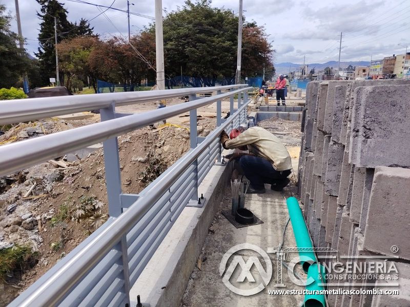Observe la soldadura que cierra la unión inferior junto a los bloques bajo revisión profesional en obra en Bogotá, Colombia. Montajes, Ingeniería y Construcción. MIC SAS.