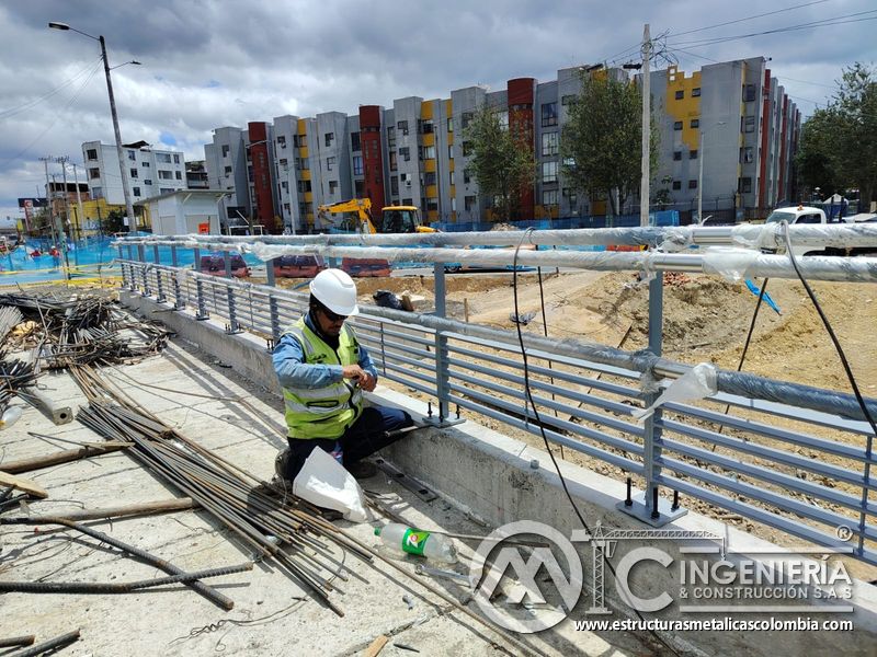 Observe el sellado manual de pernos y apoyos en la base del cerramiento mediante procedimientos seguros en Bogotá, Colombia. Montajes, Ingeniería y Construcción. MIC SAS.