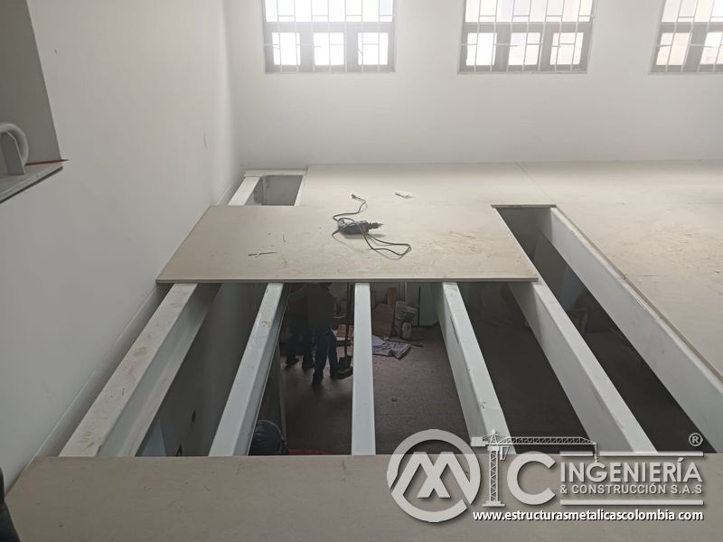 Abertura en el piso permite observar viguetas del mezzanine metálico en Bogotá y Colombia. Montajes Ingeniería y Construcción. MIC SAS.