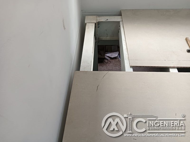 Abertura longitudinal junto al borde del piso del mezzanine metálico en Bogotá y Colombia. Montajes Ingeniería y Construcción. MIC SAS.
