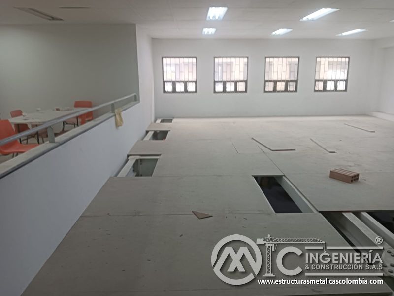 Aberturas rectangulares previstas en la plataforma del mezzanine metálico en Bogotá y Colombia. Montajes Ingeniería y Construcción. MIC SAS.