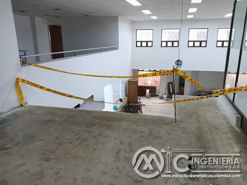 Acceso superior del mezzanine metálico protegido con cinta preventiva en Bogotá y Colombia. Montajes Ingeniería y Construcción. MIC SAS.