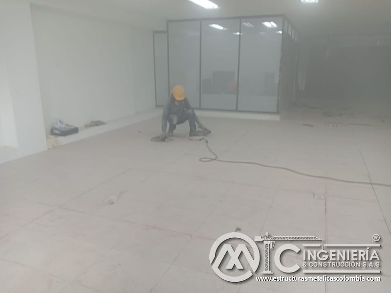 Ajuste de placas junto a cerramiento de vidrio en el mezzanine metálico en Bogotá y Colombia. Montajes Ingeniería y Construcción. MIC SAS.