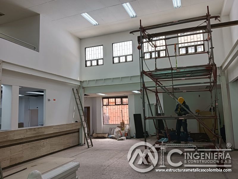 Andamio de montaje ubicado bajo la plataforma del mezzanine metálico en Bogotá y Colombia. Montajes Ingeniería y Construcción. MIC SAS.